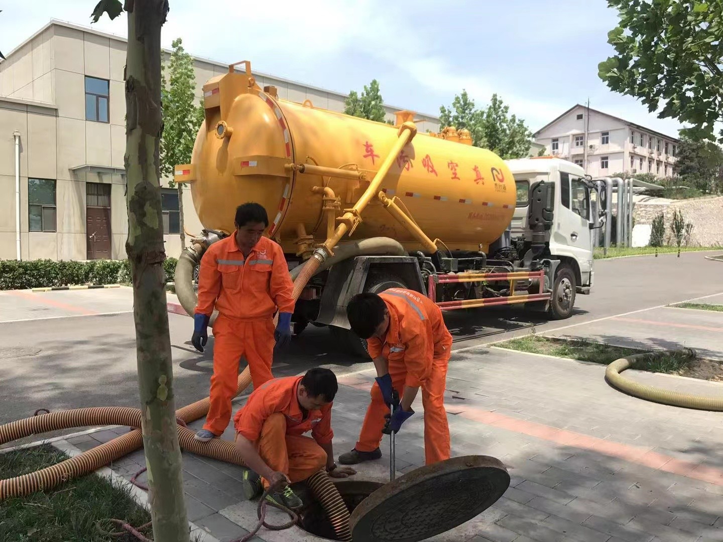 泾阳管道疏通车停在窨井附近