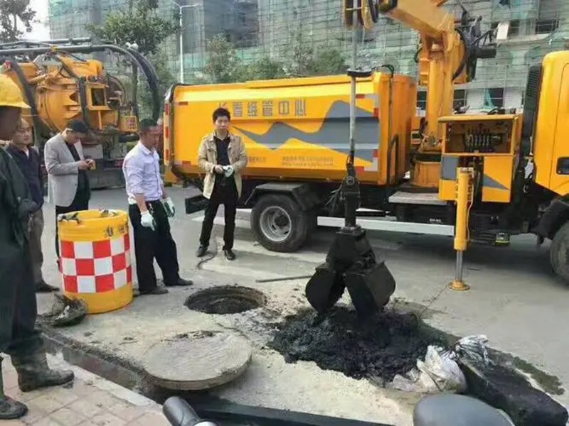 泾阳街道：网格员化身“清道夫”，为民解忧疏通“堵心”化粪池