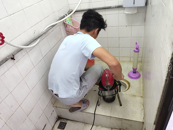 泾阳肥皂掉到马桶里把马桶堵住了怎么办？马桶堵住了怎么办