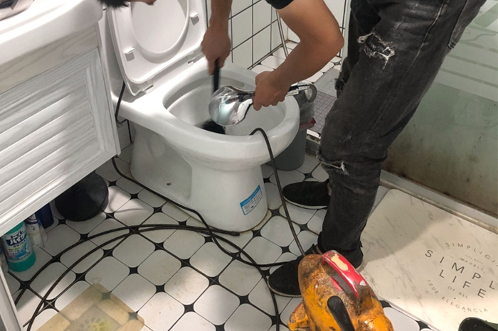 泾阳马桶堵塞自己疏通还是找师傅？专业上门服务让你省时更省心