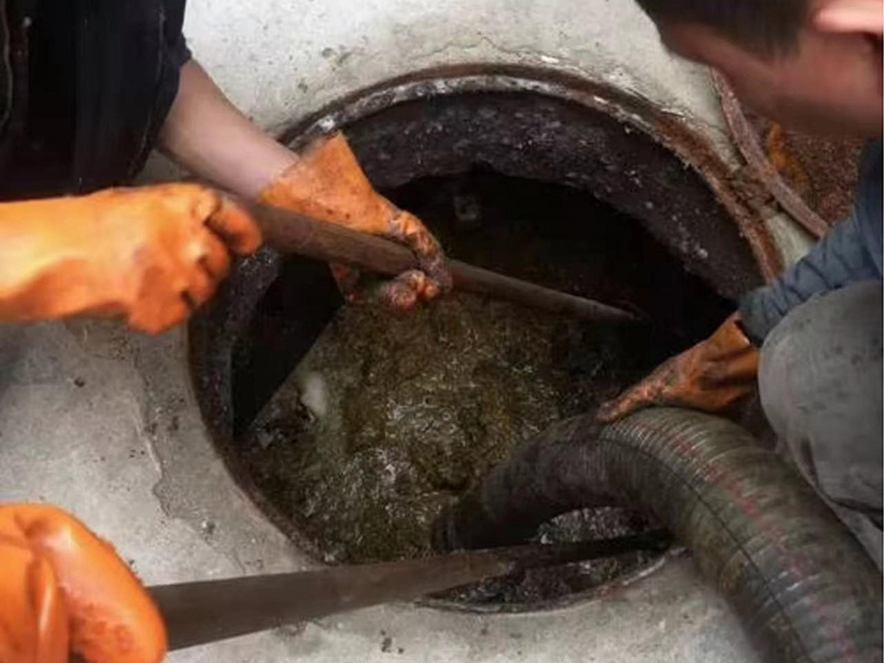 泾阳清理化粪池时如何避免沼气的危害？